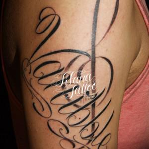 ト音記号と文字のタトゥー