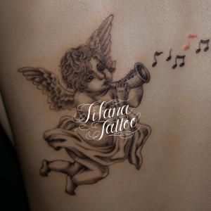 笛を吹く天使のタトゥー