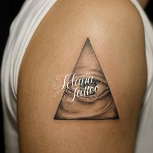 三角形と目のタトゥー
