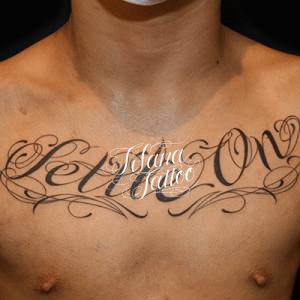 バンド名のレタリングタトゥー
