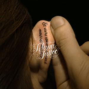 耳に文字のワンポイントタトゥー