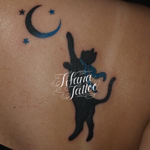 猫と月のタトゥー
