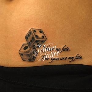 ダイスと文字のタトゥー