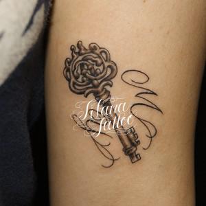 鍵とイニシャルのタトゥー