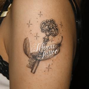 鍵と羽のタトゥー