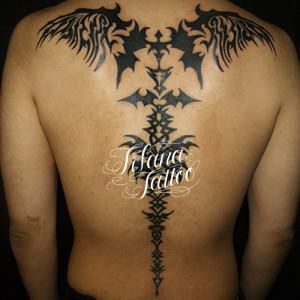 羽のトライバルタトゥー