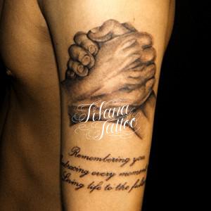 拳と文字のタトゥー