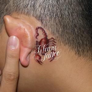 赤い蠍のタトゥー