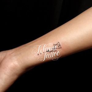 三角形のワンポイントタトゥー