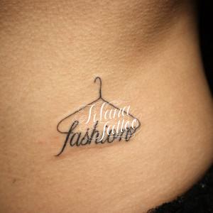 ハンガーと文字のタトゥー