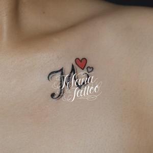 イニシャルとハートのワンポイントタトゥー