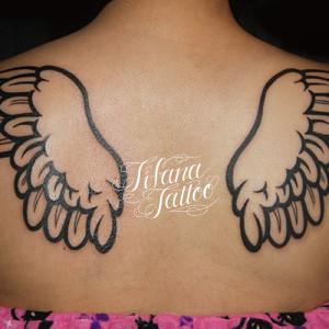 翼のガールズタトゥー