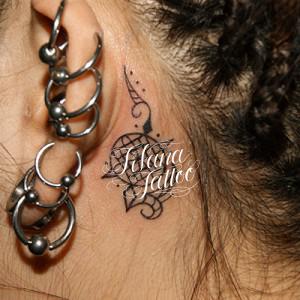 幾何学模様のワンポイントタトゥー