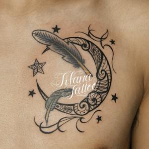 羽に星や月のトライバルタトゥー