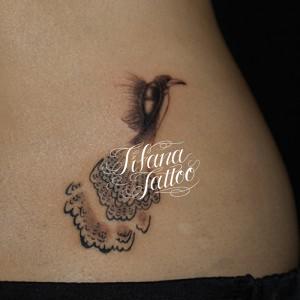 ハチドリのタトゥー