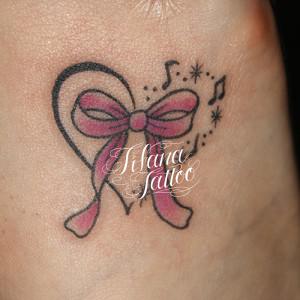 リボンに音符のタトゥー