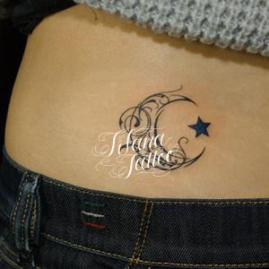 月のトライバルタトゥー