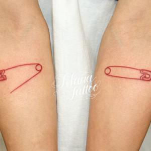 赤い安全ピンのタトゥー