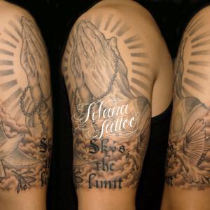 合掌と鳩のタトゥー