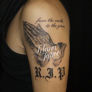 合掌と文字のタトゥー