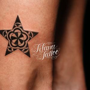 和柄の星のタトゥー