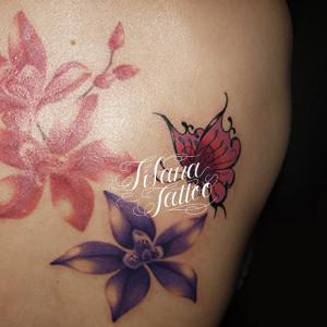 蝶と花のタトゥー