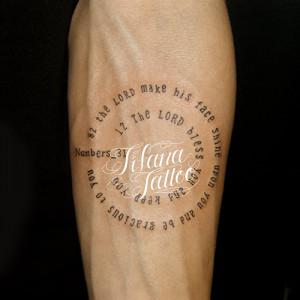 円形のレタリングタトゥー