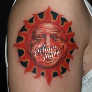 太陽の顔のタトゥー