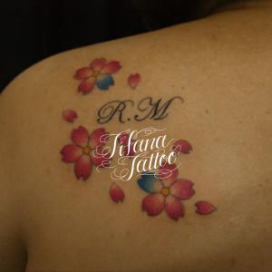 桜とイニシャルのガールズタトゥー