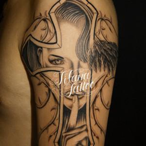 クロス|翼のタトゥー