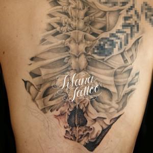 背骨|スカルのタトゥー