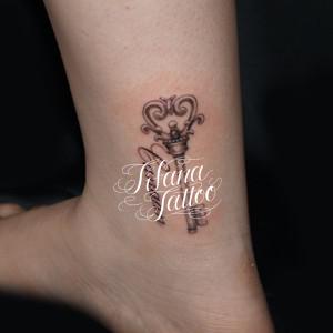 鍵と文字のタトゥー