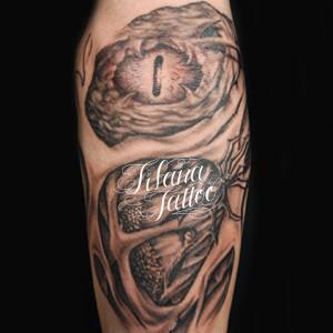 皮膚を透かしたタトゥー