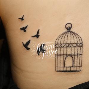 鳥カゴから逃げた鳥のタトゥー