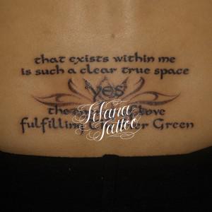 蓮と英文のタトゥー