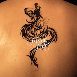 龍のトライバルタトゥー