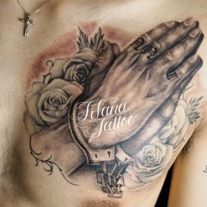 手錠をかけられた合掌のタトゥー