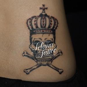 王冠を被ったスカルのタトゥー