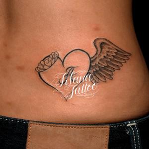 ハートに翼のガールズタトゥー