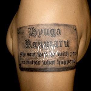 刻印された文字のタトゥー