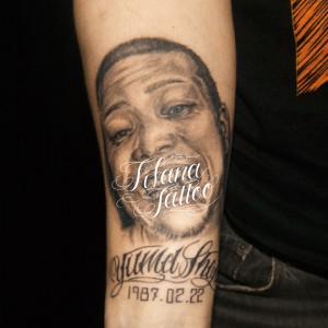 自画像のポートレイトタトゥー