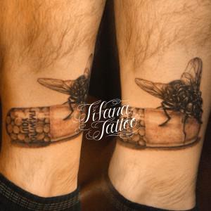 蝿と薬のタトゥー