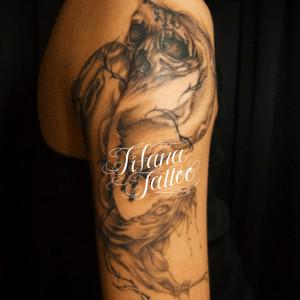 蛇とスカルのタトゥー