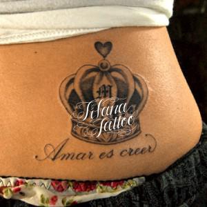 王冠とスペイン語のタトゥー