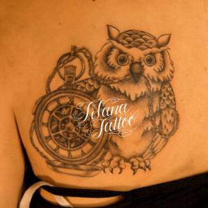 梟と懐中時計のタトゥー