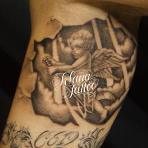 日本刀を持つ天使のタトゥー