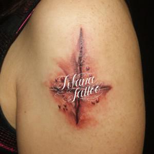 えぐれた皮膚のタトゥー