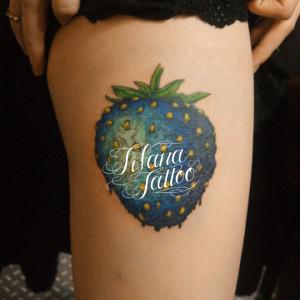 青い苺のガールズタトゥー