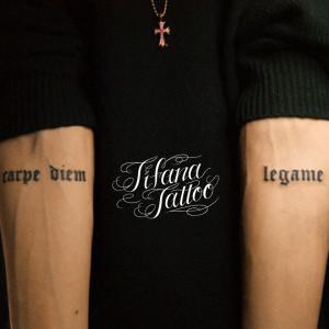 左右の腕に文字のタトゥー