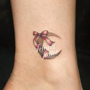 月とリボンのタトゥー